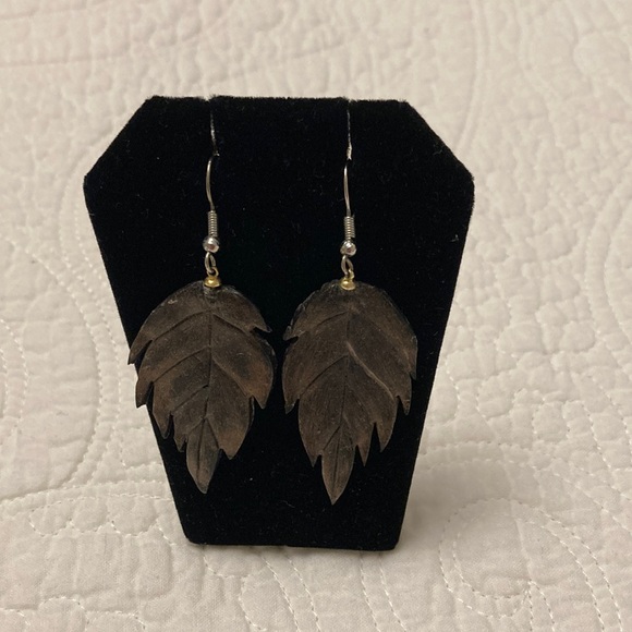 Elegant Wood Leaf Design Pierced Earrings - Picture 1 of 3